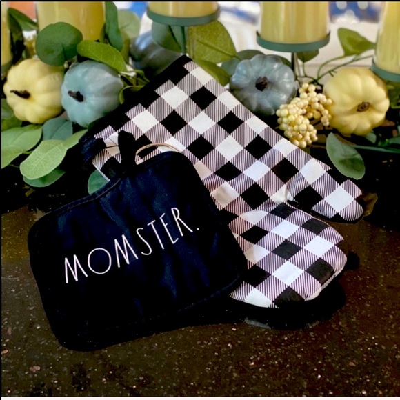 Rae Dunn MOMSTER oven mit and glove set.